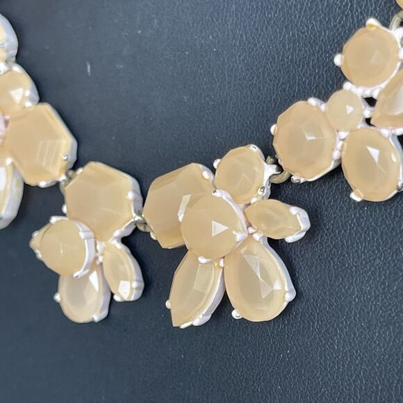 J. Crew Retired Peach Pink Crystal Flowers Statement Necklace Gold Tone 18" - Picture 3 of 8